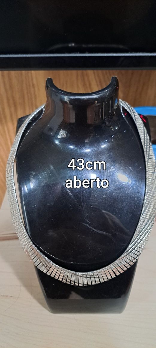 Colar vistoso em prata contrastada.
