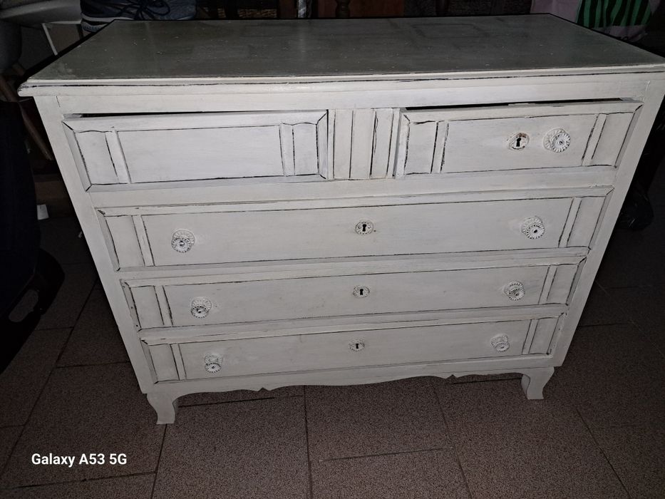 Cómoda em madeira pintada
