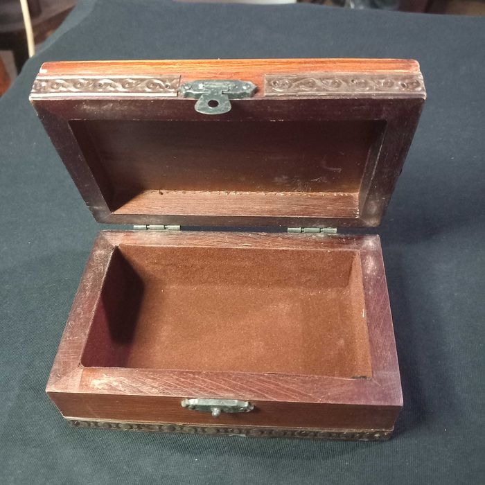 Pequena caixa em madeira