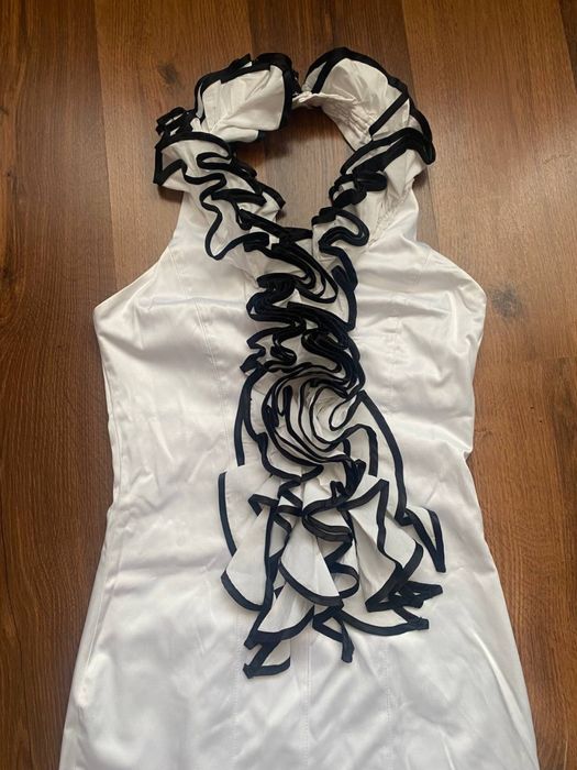 Гарне плаття по фігурі з відкритою спиною