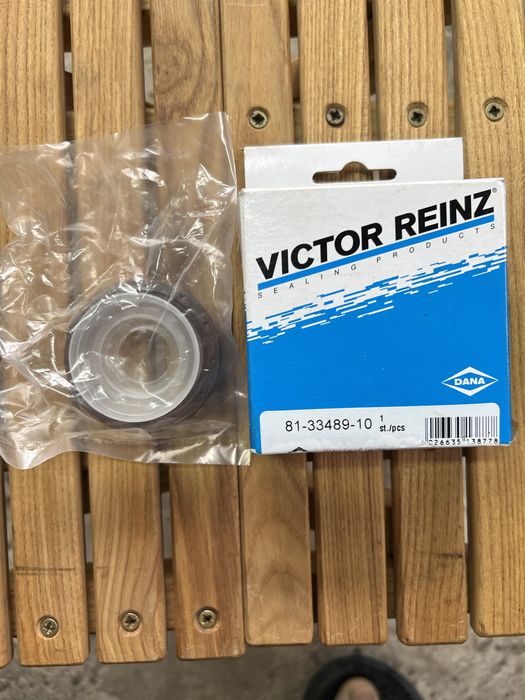 Сальник коленвала передний Victor Reinze 81-33489-10