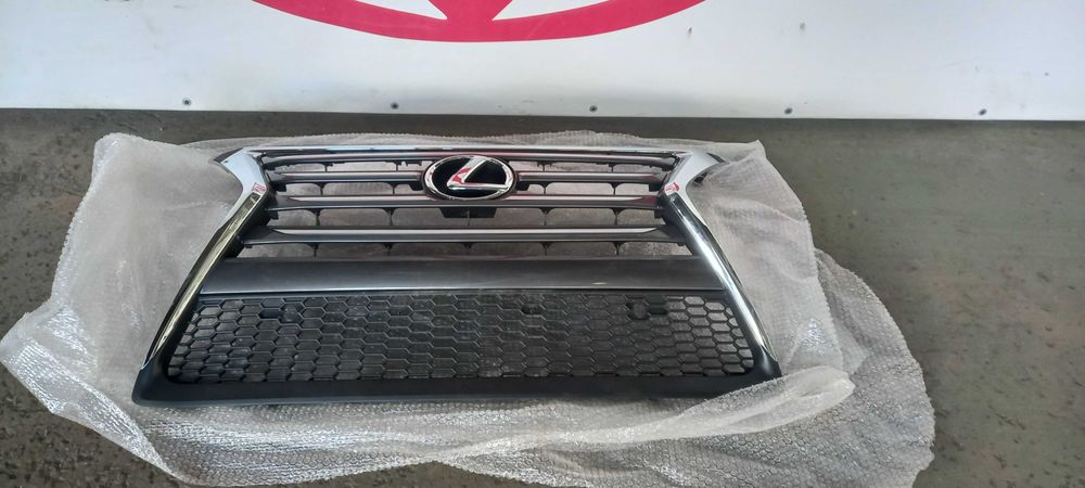 Передняя решетка радиатора Lexus GX460 2018 год
