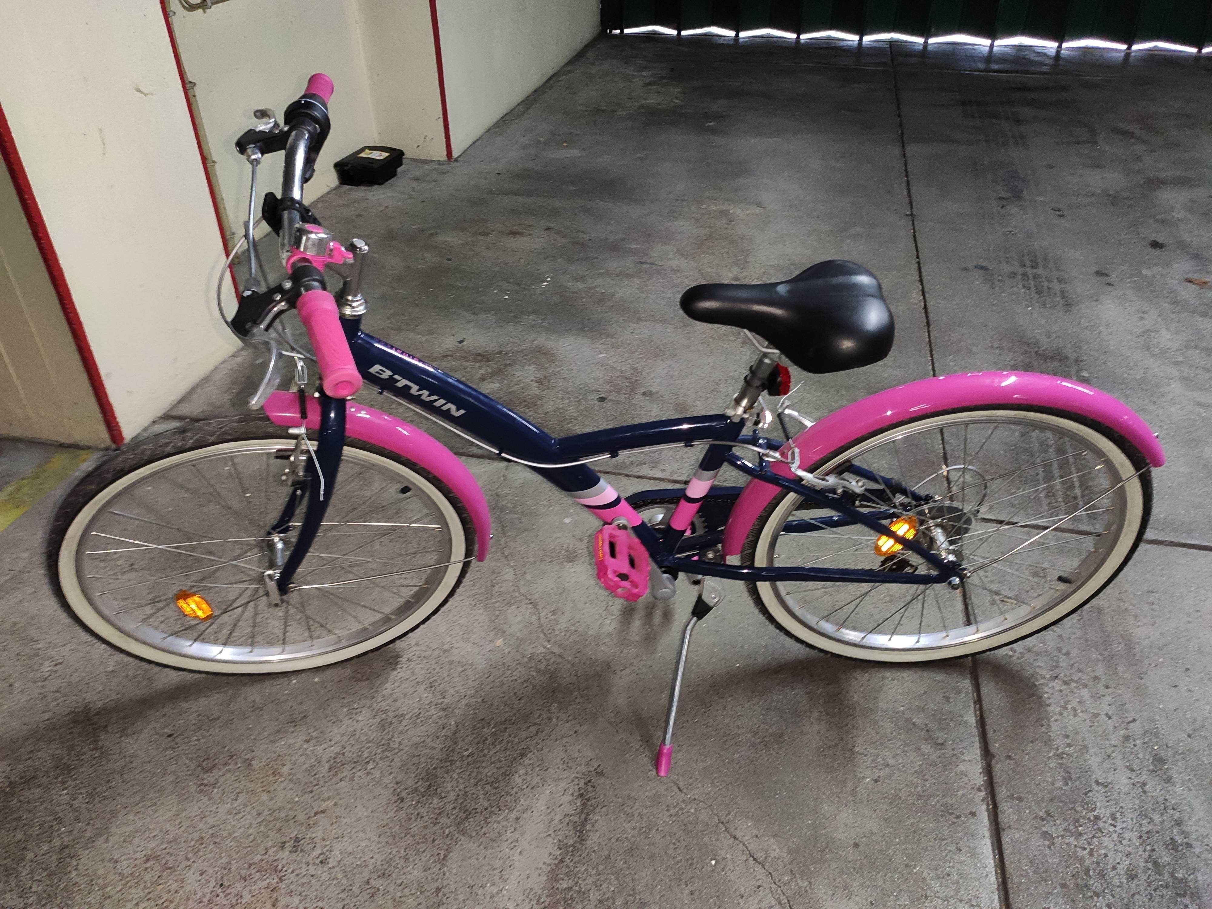 Bicicleta rosa e preta