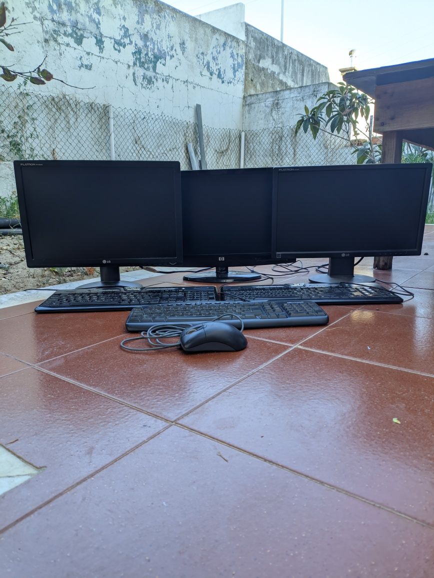 3 monitores com teclados e rato