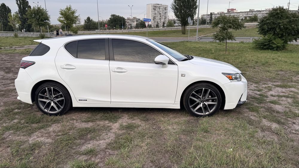 Продам Lexus ct200h