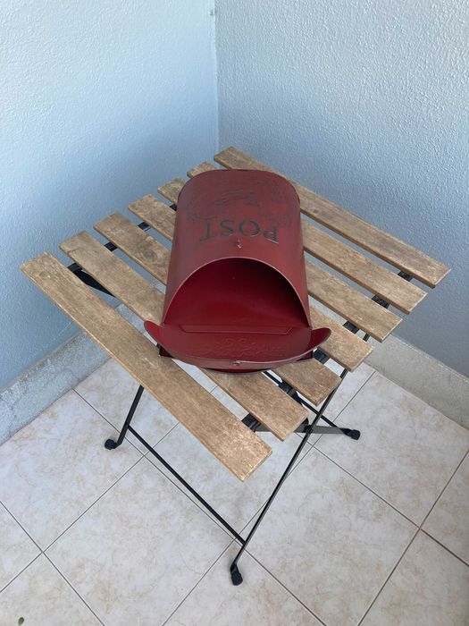 Caixa de Correio Rústica Vermelha