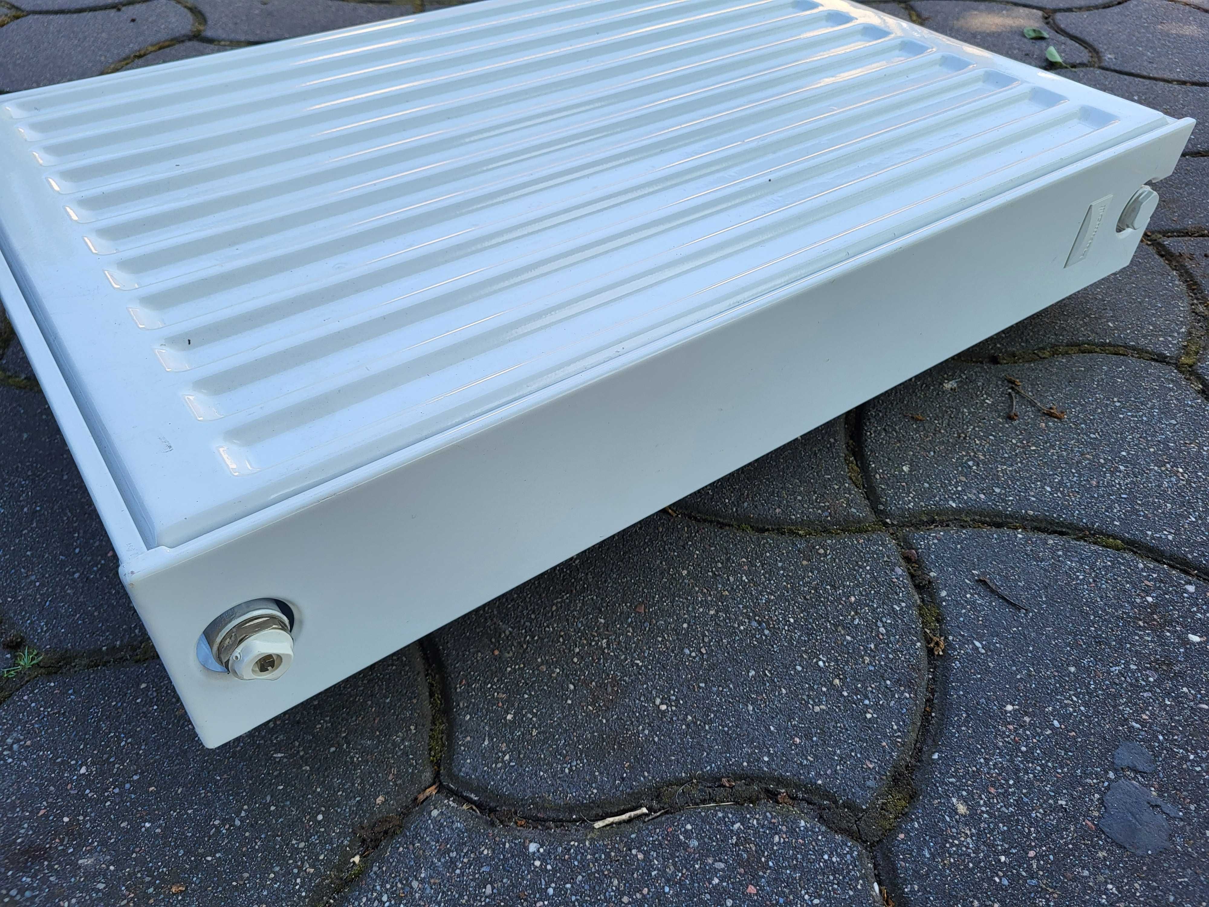 Purmo Plan Compact 400x600 nowy ze wspornikami zaworami