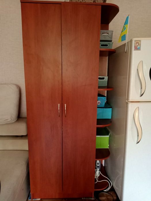 Шафа для одягу яблуня