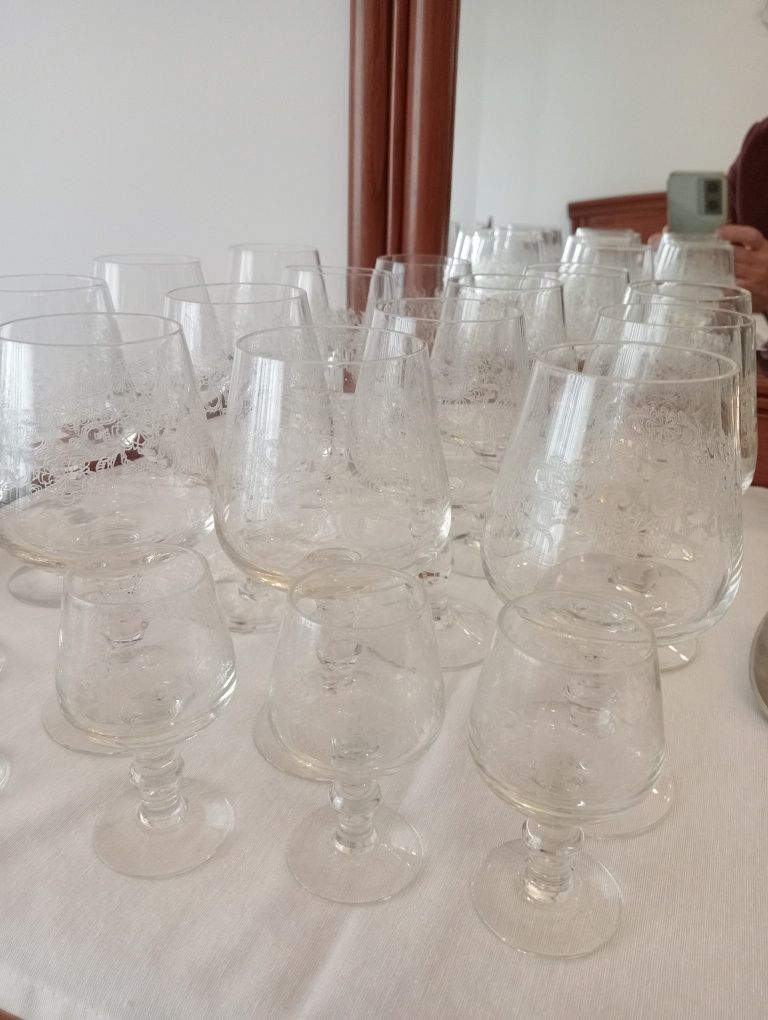 Quinze copos de vidro