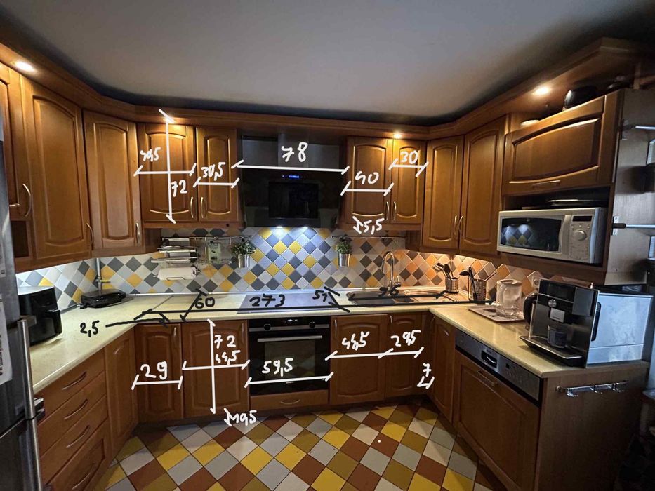 Meble kuchenne ze zmywarka i okapem