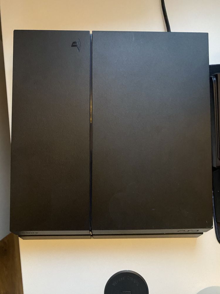 Witam mam do sprzedania  Playstation 4 z 2 padami i 15 grami