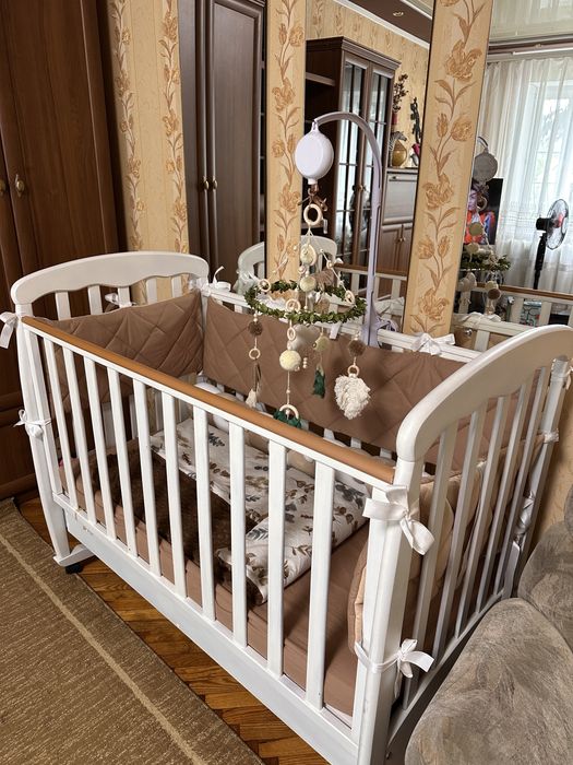 Дитяче ліжко з матрасом, білизною та мобілем