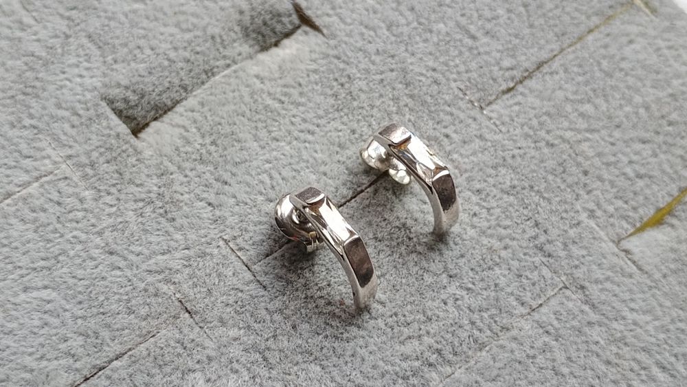 Delikatne i klasyczne srebrne kolczyki