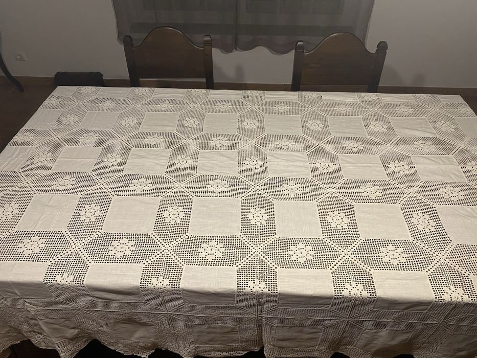 Toalha de mesa de crochet e linho, 190 x 260 cm. Nova.