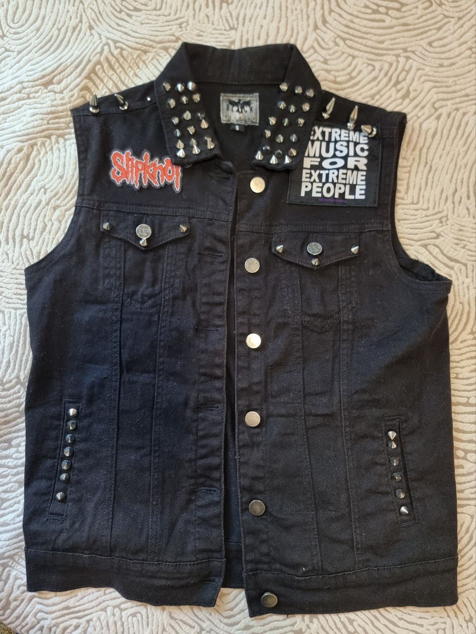 Жилетка джинсовка з нашивками й шипами, battle jacket, slipknot