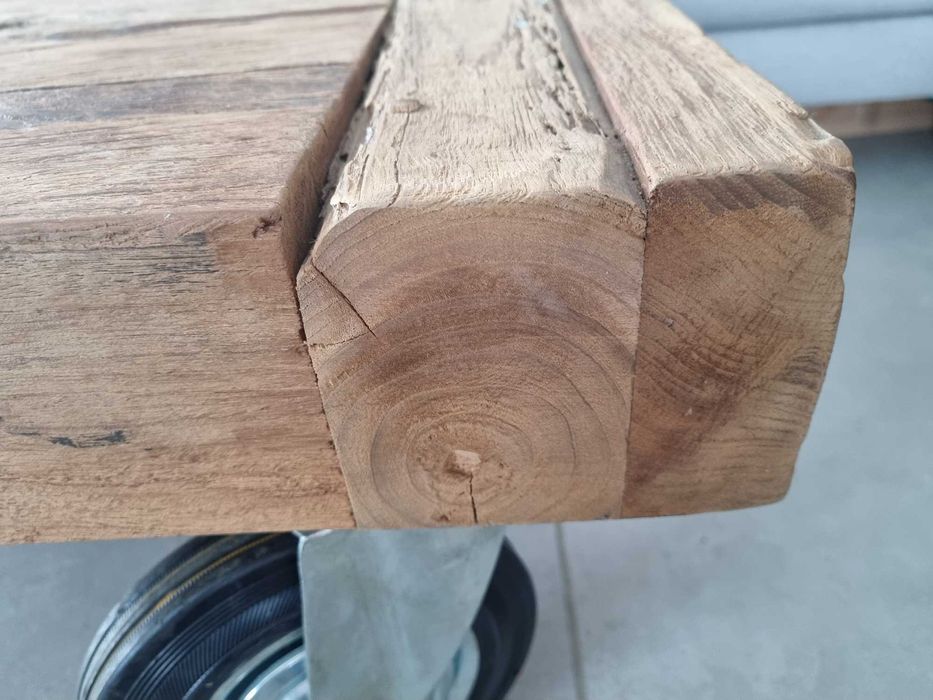 przepiękny duży stolik kawowy z belek z odzyskanego drewna na kółkach