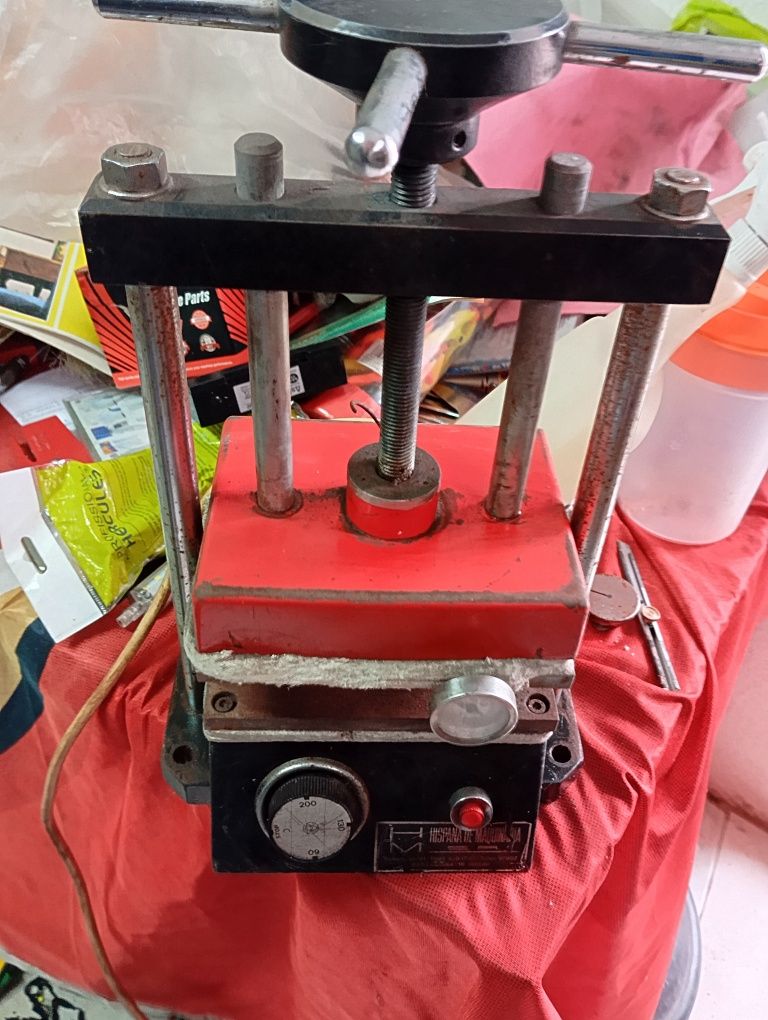 Máquina de estampar ou prensa