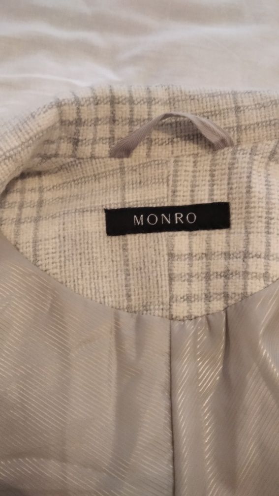 Демисезонное пальто фирмы Monro