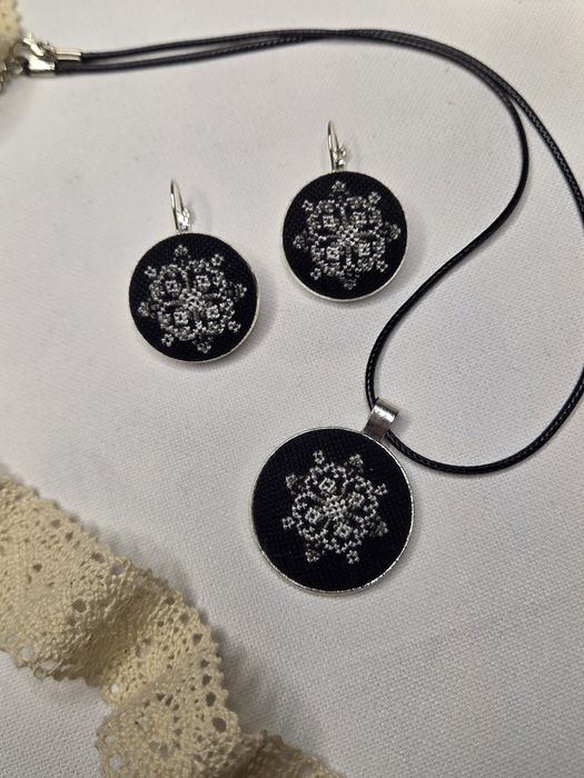 Прикраси з мікровишивкою