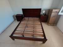 Vendo Cama de Casal (sem colchão) + 2 mesinhas de cabeceira