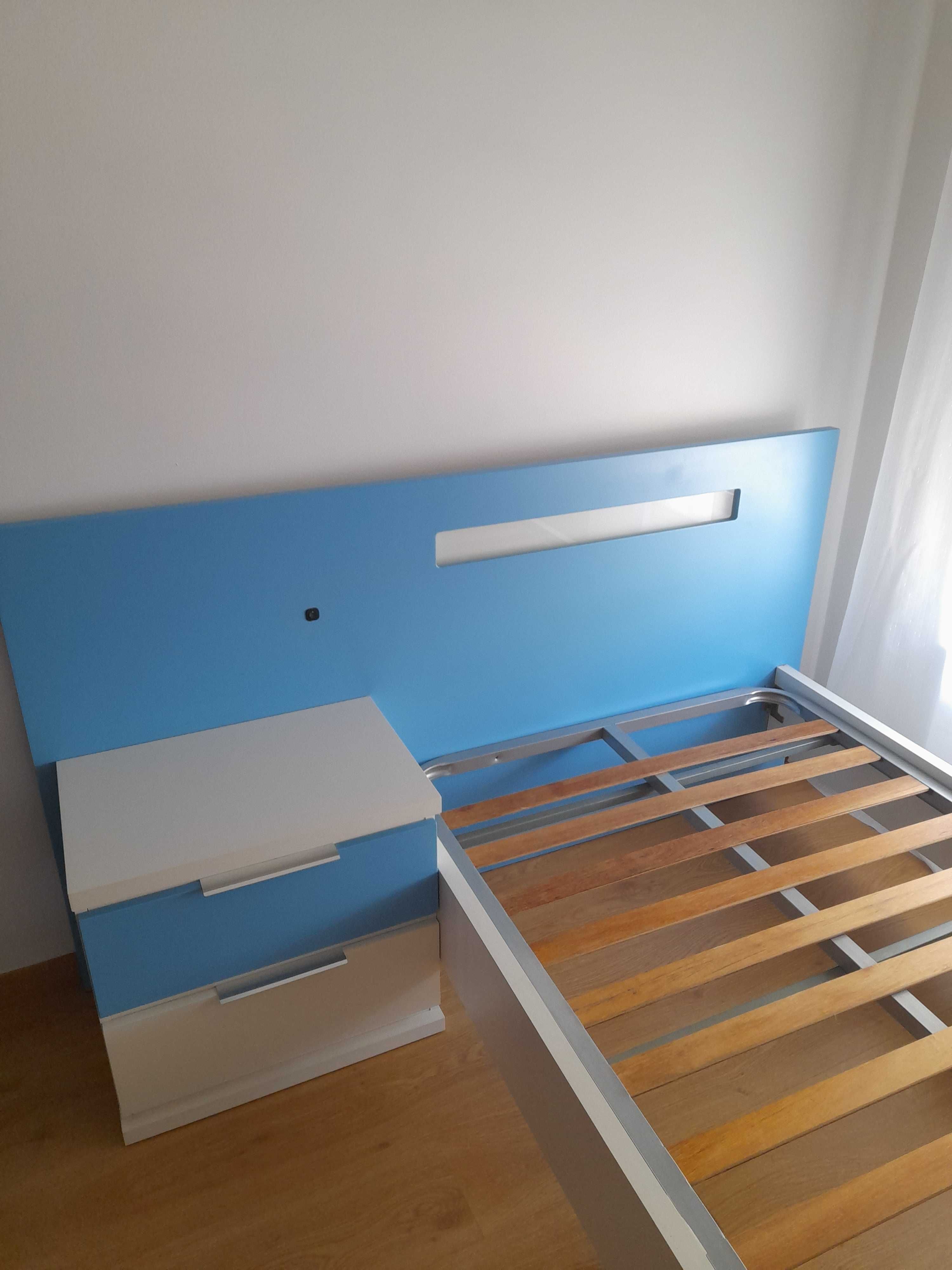 Cama individual com mesa de cabeceira