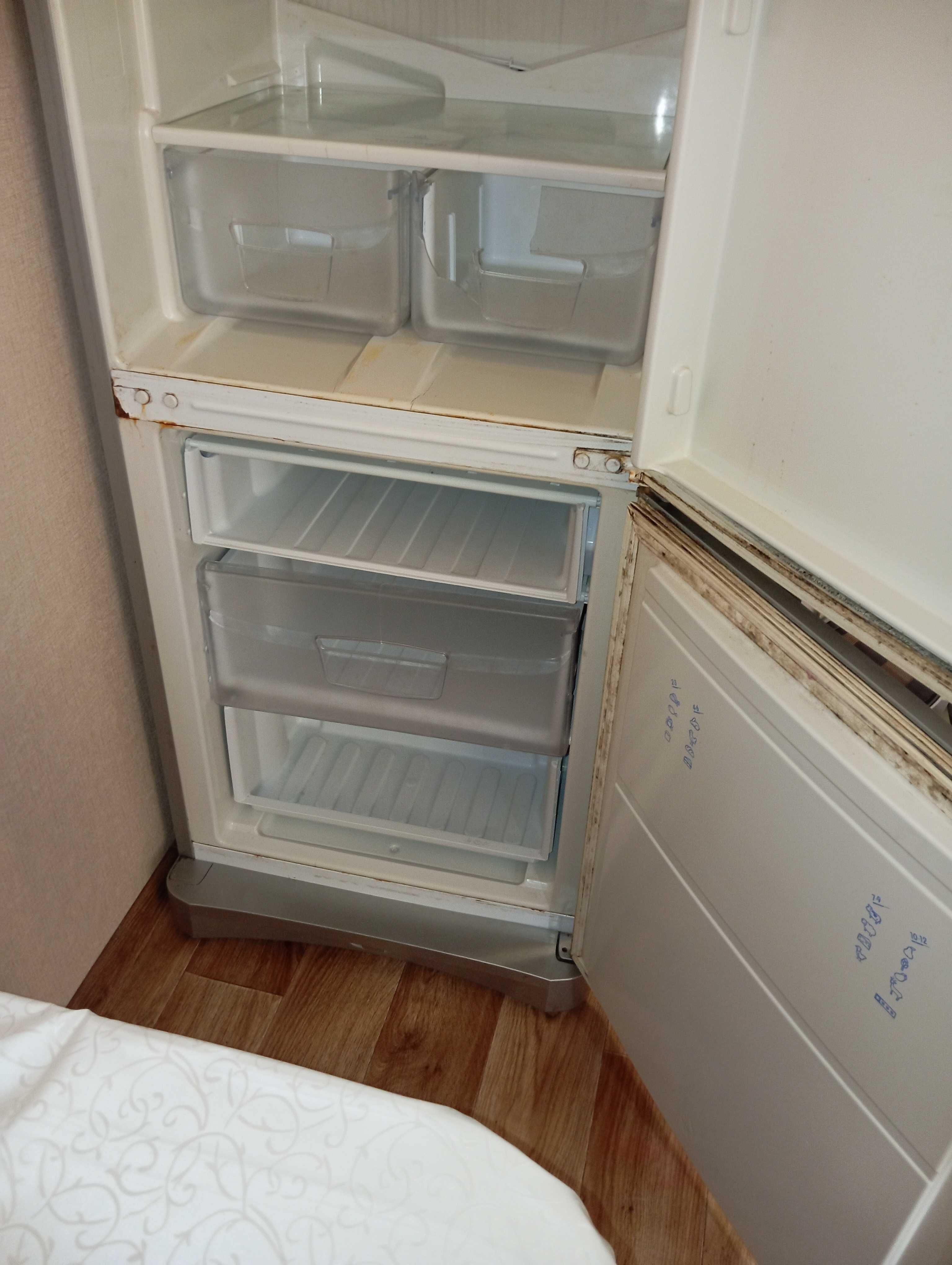 Холодильник Indesit