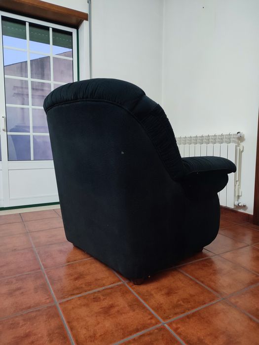 Sofás de veludo com almofadas