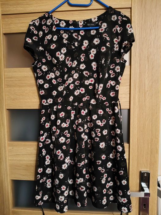 Czarna sukienka w różowe kwiatki, stokrotki New Look, rozm: L / EU 40
