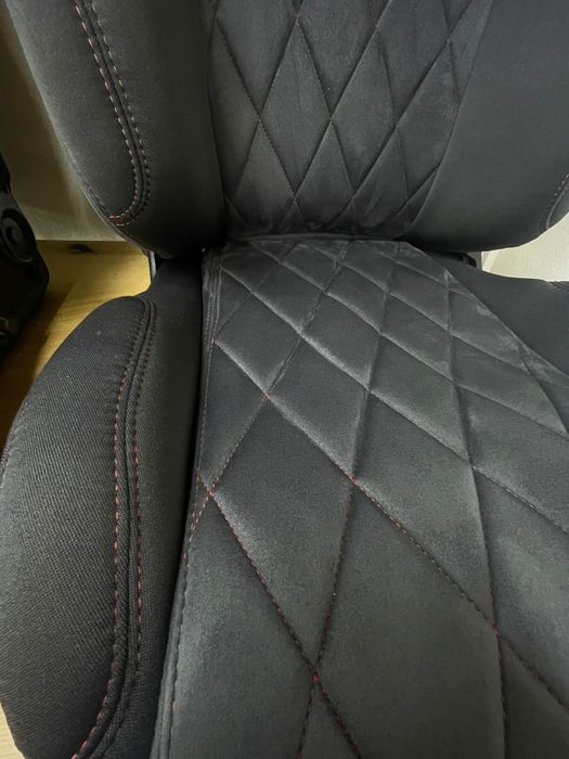 Bancos  de carro em alcantara costuras em vermelho