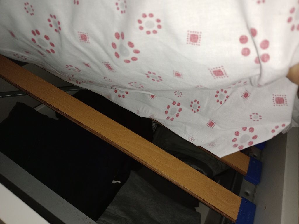 Cama de casal com arrumação