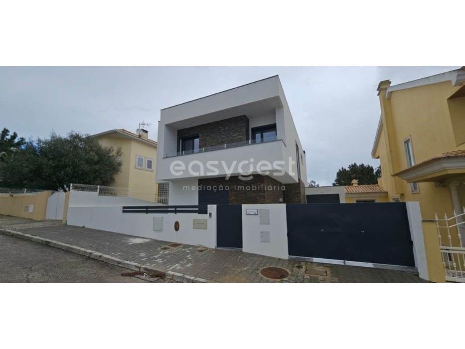 Moradia T3+1 magnífica espaçosa com piscina privativa em Amora