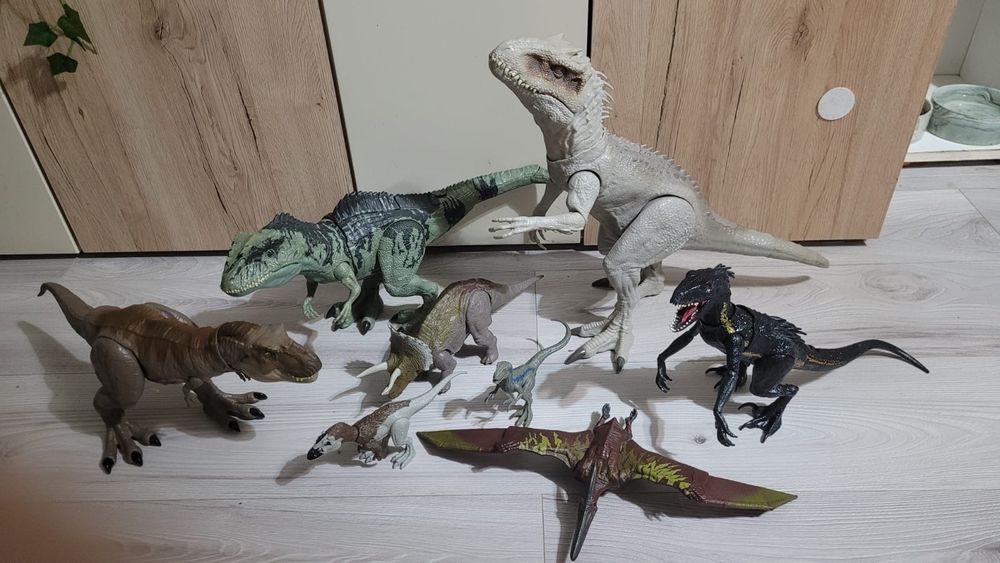 8 dinozaurów Jurassic World MATTEL