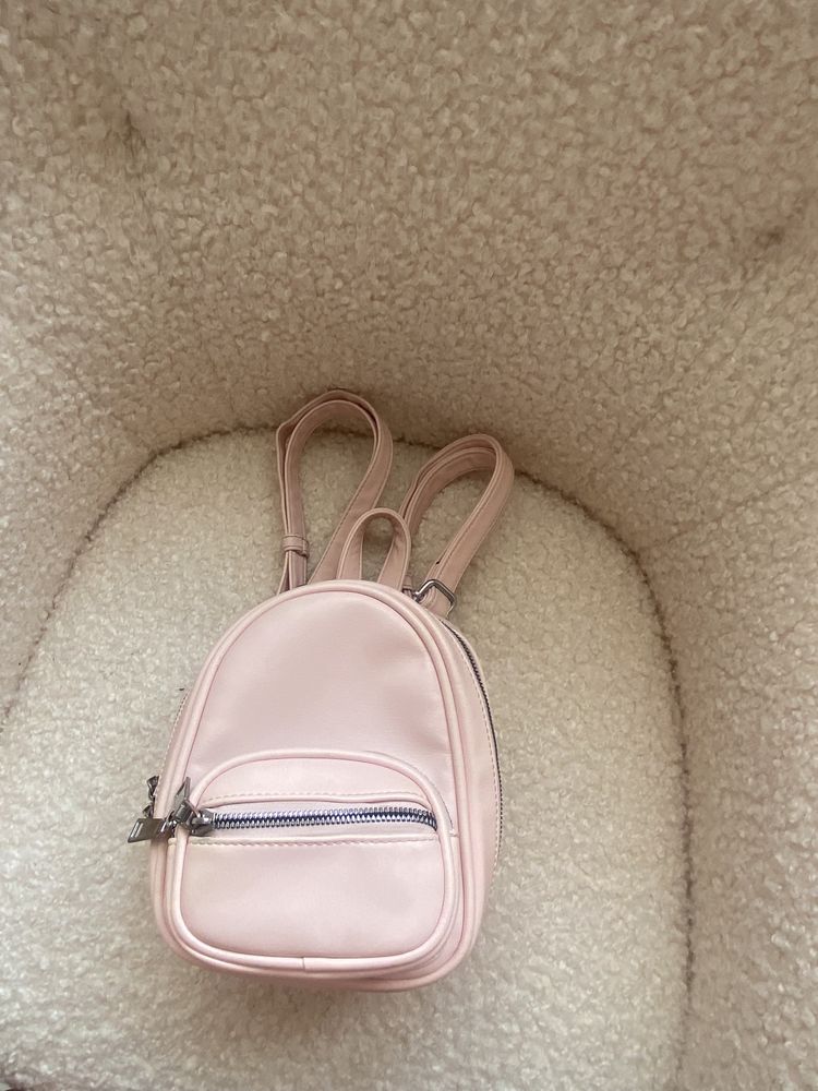 Маленький рожевий рюкзак