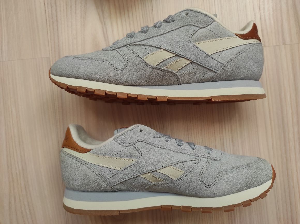 Оригинальні жіночі замшеві кросовки Reebok р.38 (устілка 24,5см.)