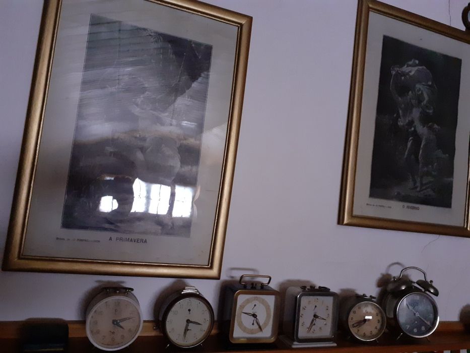 Relógio antigo de corda com base em mármore.