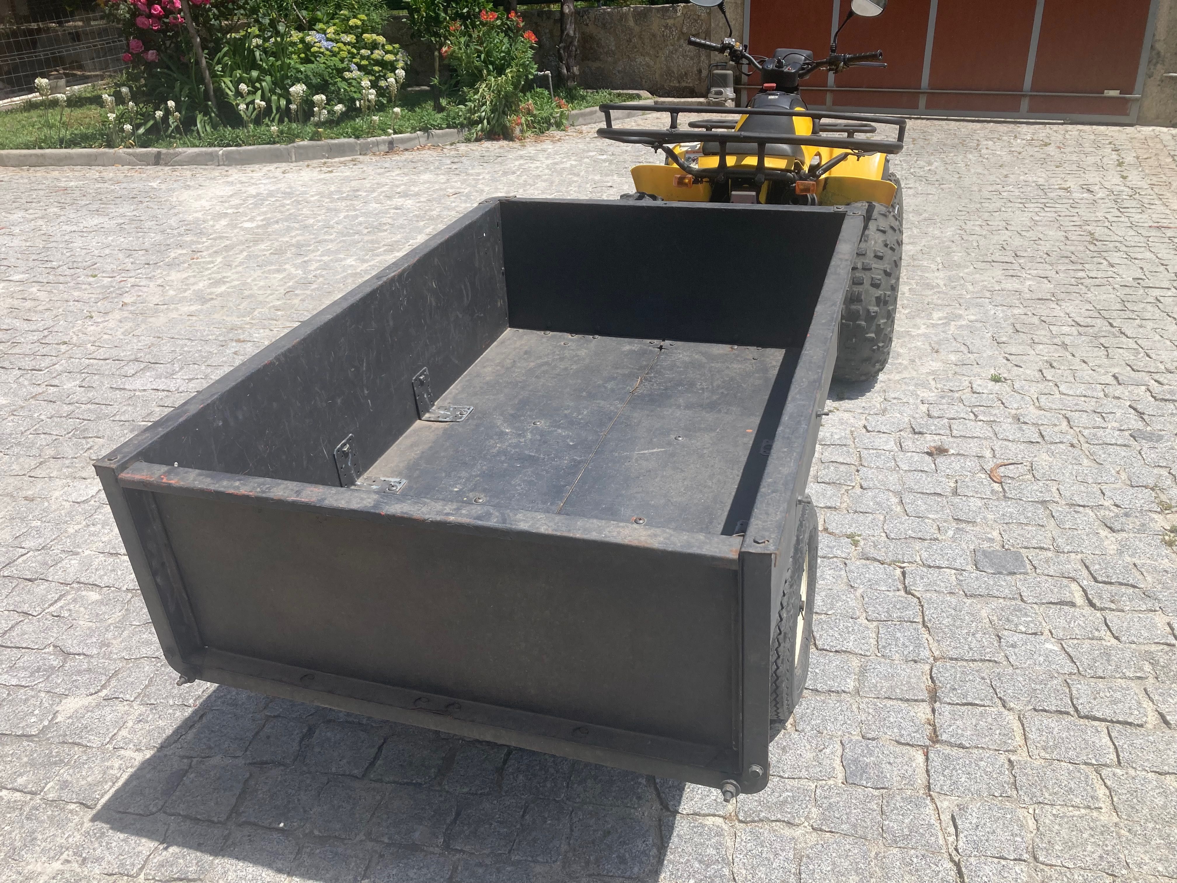 Moto 4 Suzuki LT-F 160 Quadrunner com atrelado