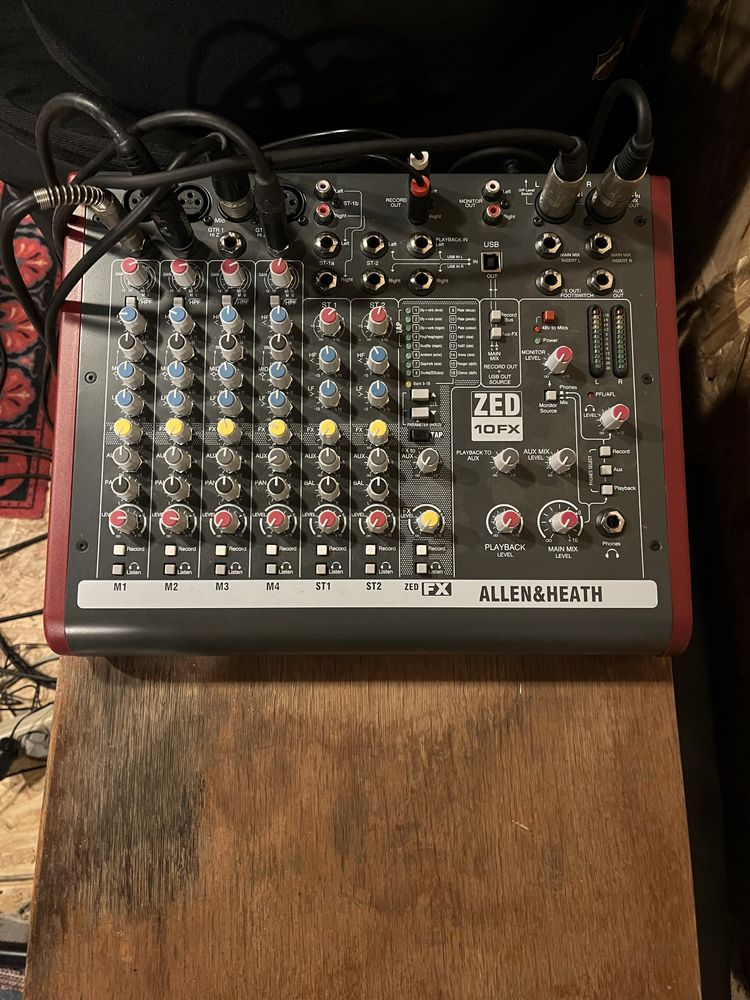 Mesa de Mistura Analógica Allen & Heath ZED 10 FX