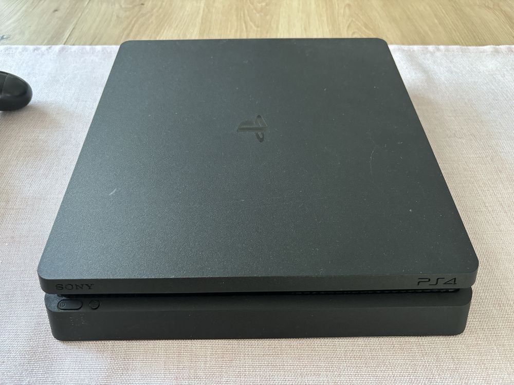 Ps4 slim 1Tb plus dwa pady