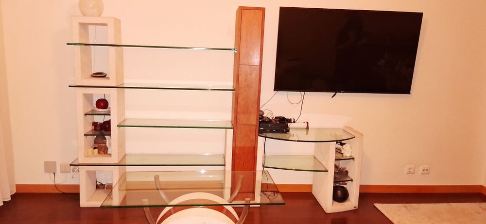 Estante de sala e mesa de centro