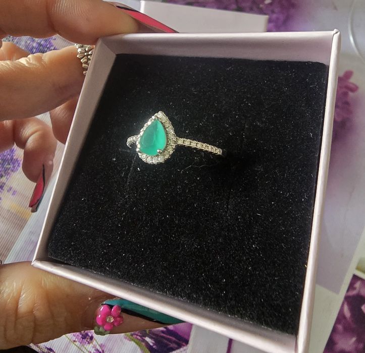 Anel solitario em prata com zirconia verde e zirconias da marca Ma