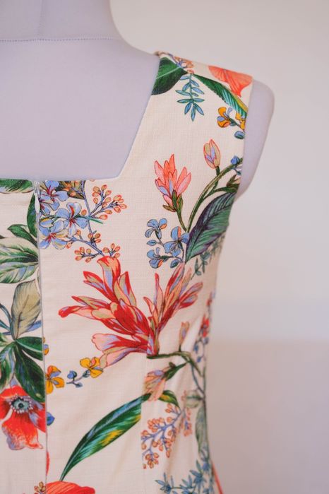 Reserved krótka sukienka wzór w kwiaty rozmiar 36 M