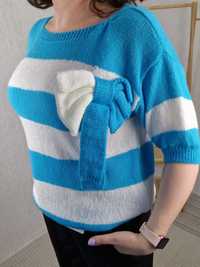 Modny sweter w pasy z kokardą biały/ chabrowy
