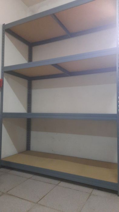 Prateleiras e bancada de trabalho ou armazenamento