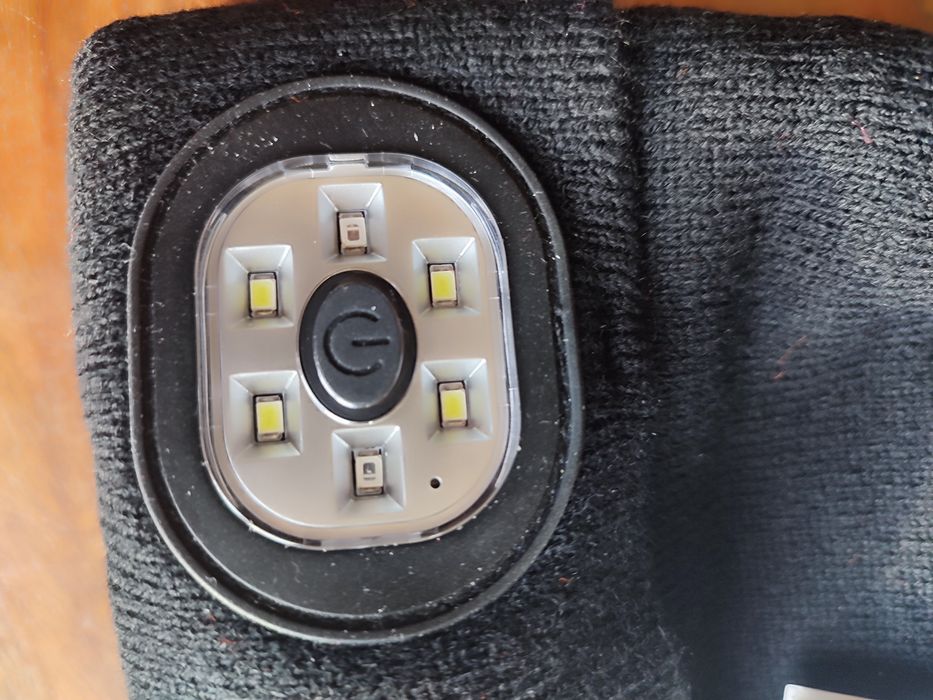 Czapka z dźwiękiem i światłem