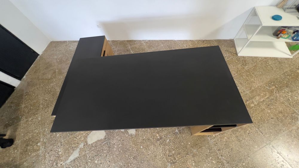 Mesa escritório preta e castanha