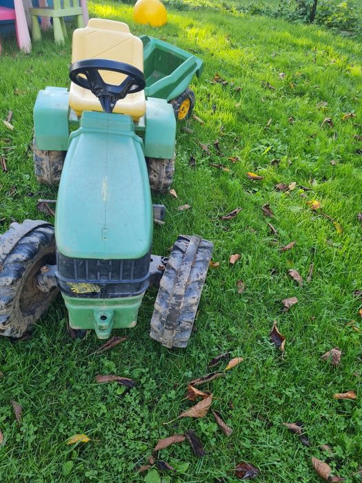 Traktor John Deere na pedały z przyczepą