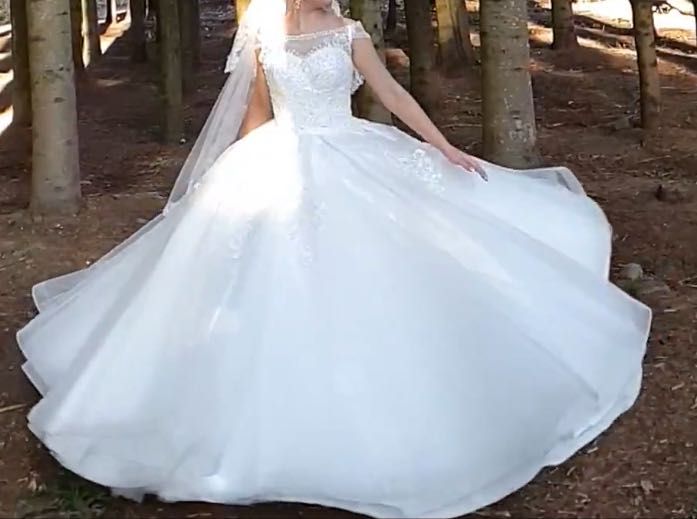 Весільне плаття пишне