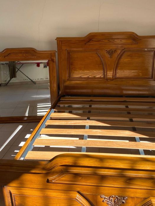 Cama e espelho (1.90 por 1.33)