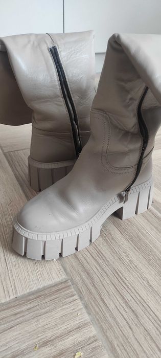 Чоботи -труби в бежевому кольорі