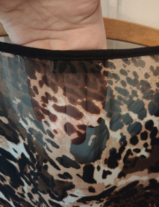 Bluzka czarna z krótkim rękawem z panterkowym tyłem